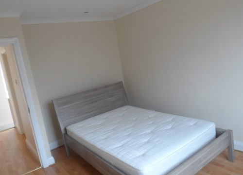 Two Bedroom House in Mitcham / Norbury